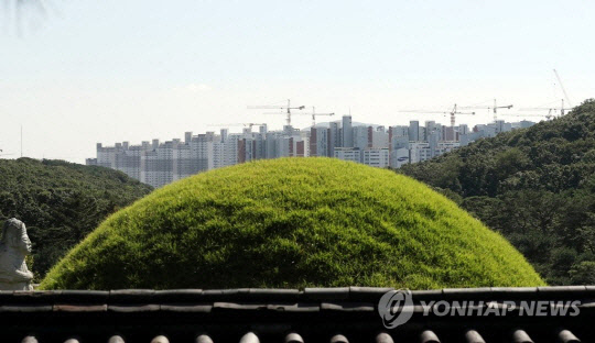 김포 장릉 조망 가린 신축 아파트 단지. 연합뉴스